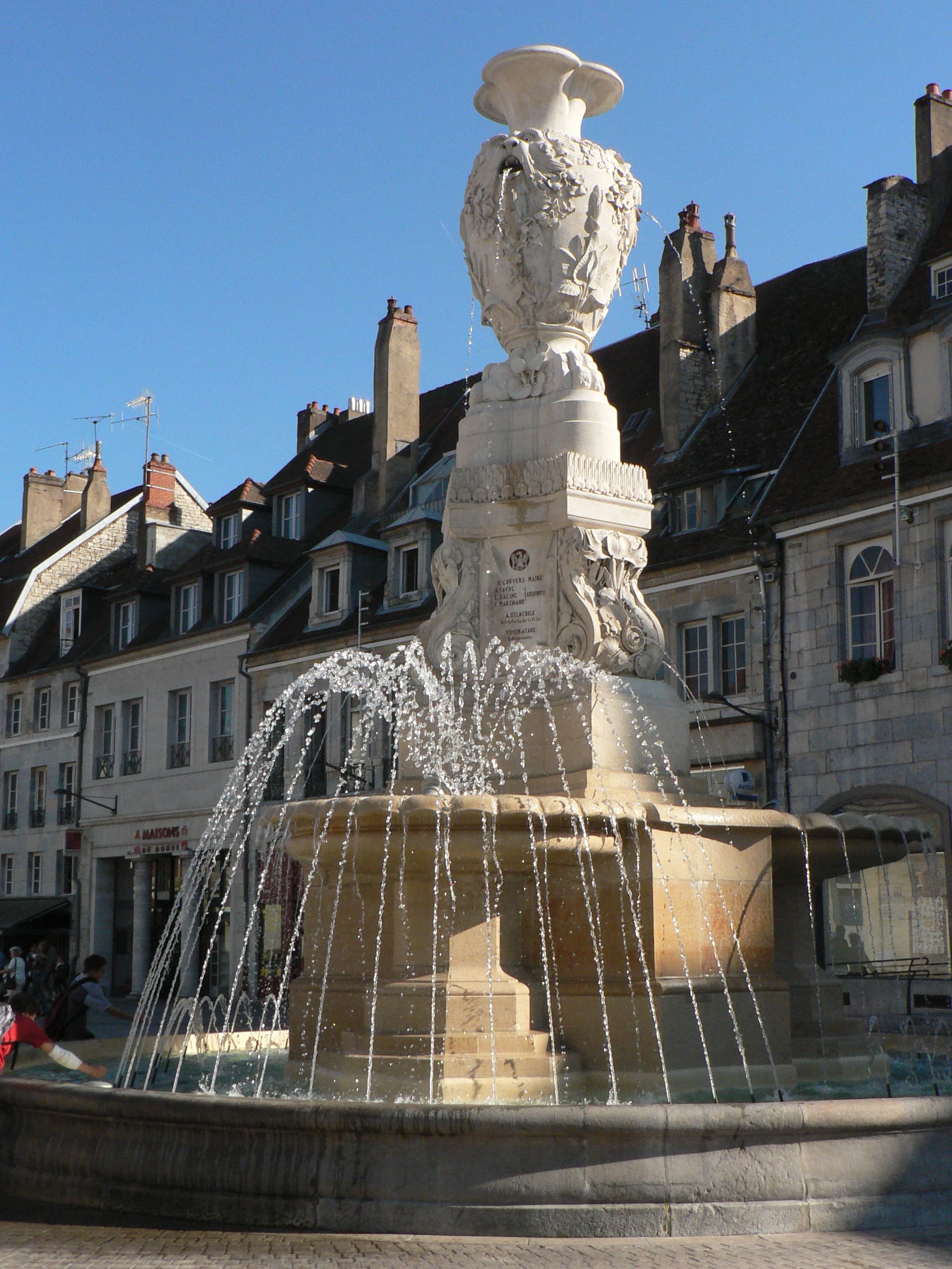 Fontaine, place de la Révolution