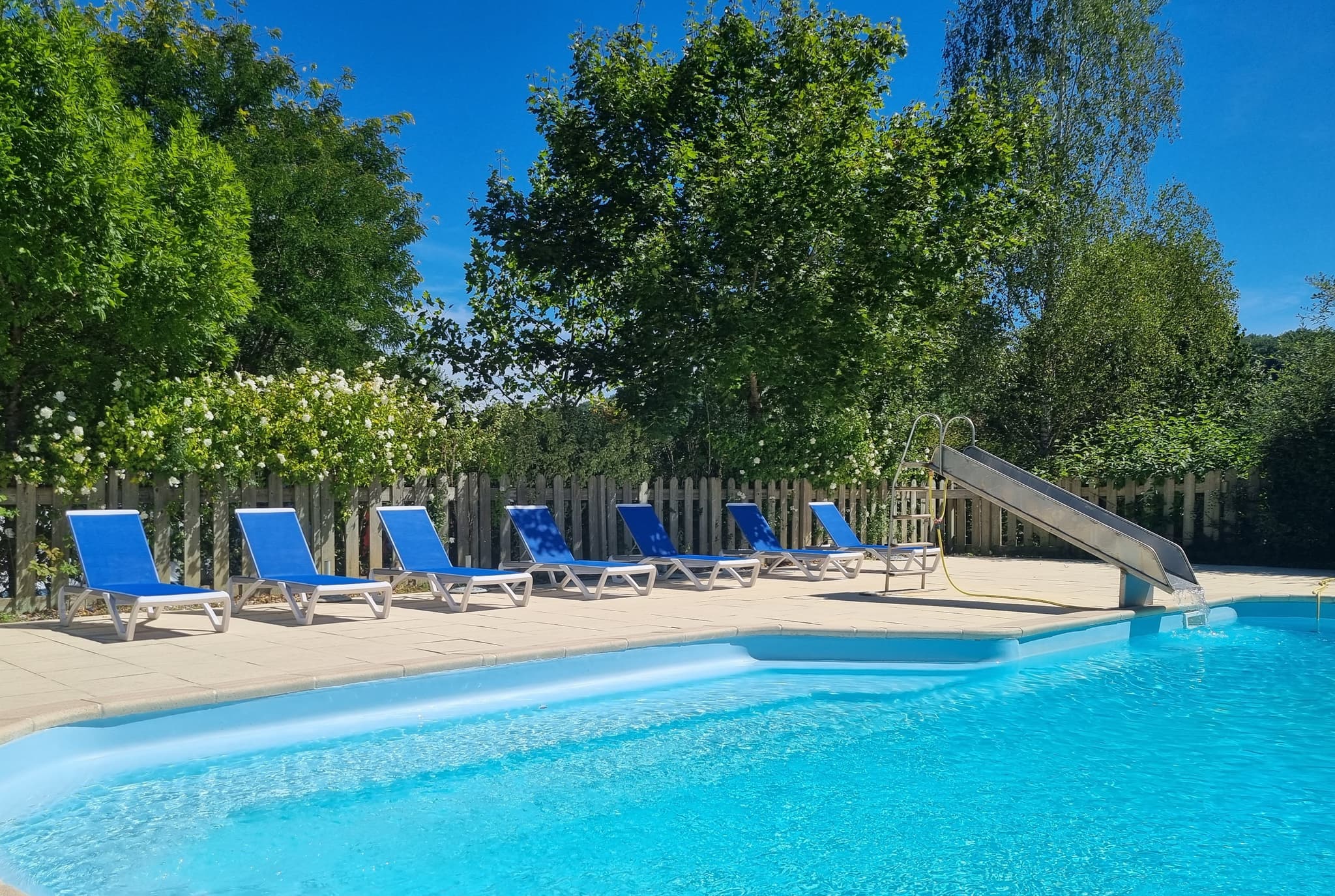 PISCINE chauffée avec toboggan