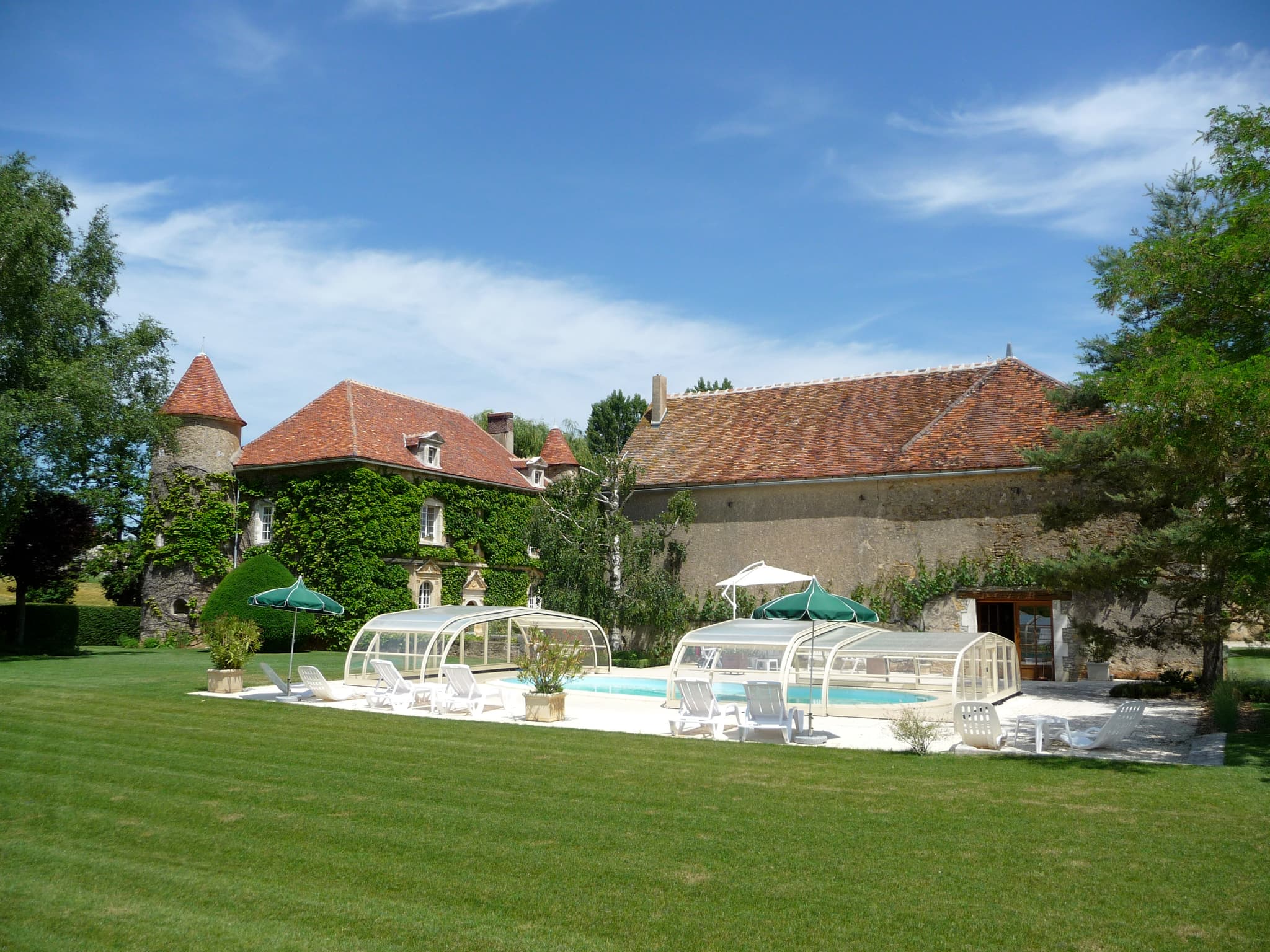 La piscine des chambres d'hôtes de Charme du Château de Ribourdin