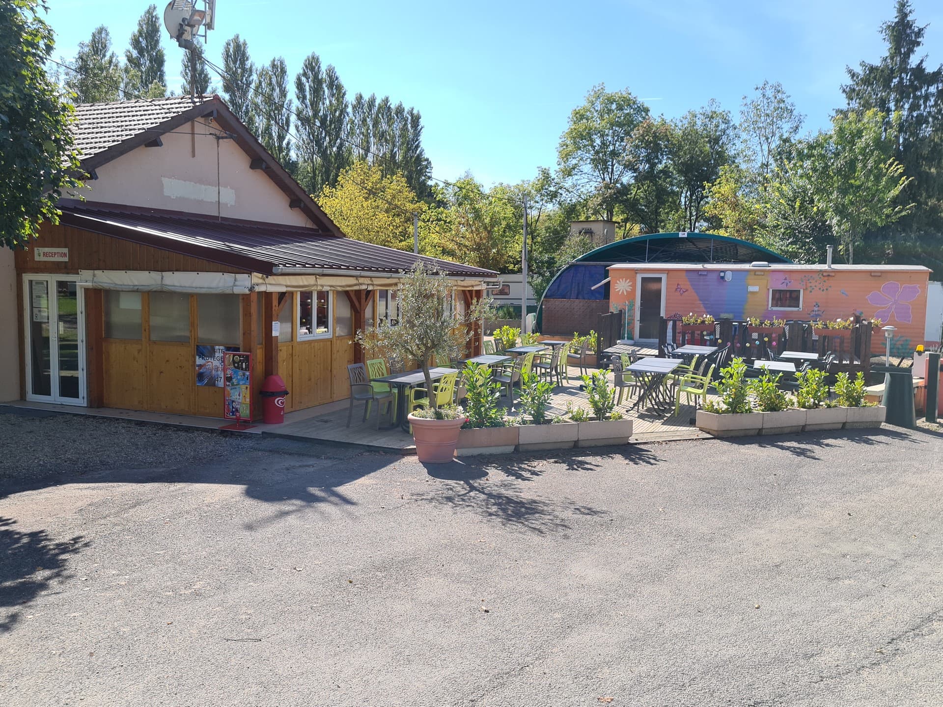 Restaurant et terrasse du camping Bijou du Doubs