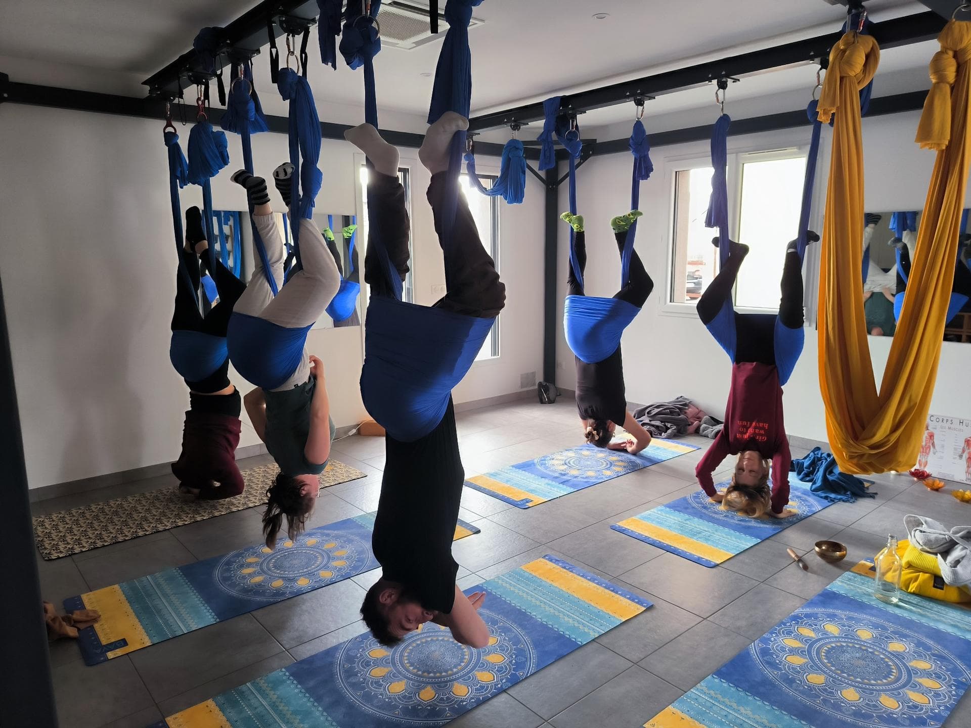 Yoga Aérien - posture la tête à l'envers
