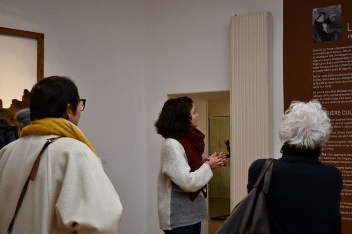 Visite flash de l’exposition « Lena Vandrey. Peintures, dessins et cut-out »