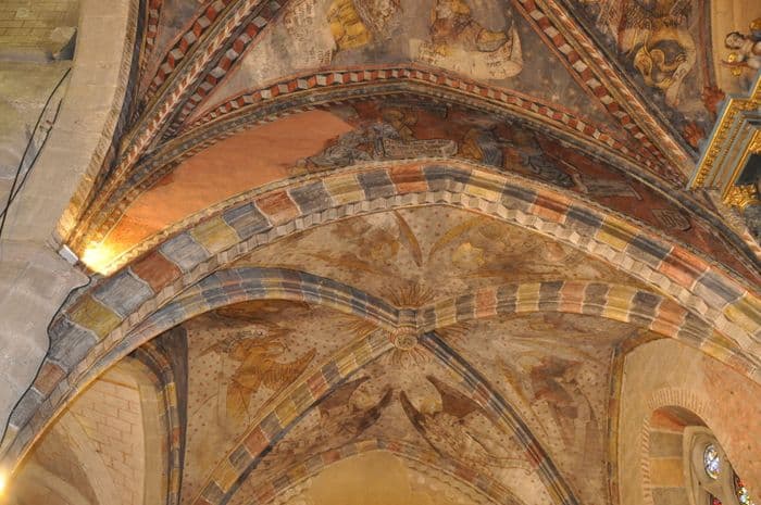 Découvrez les peintures de l'église Saint-Pierre-Saint-Paul de Casseneuil à la lampe torche