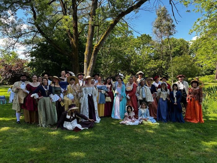Déambulation d'une troupe costumée
