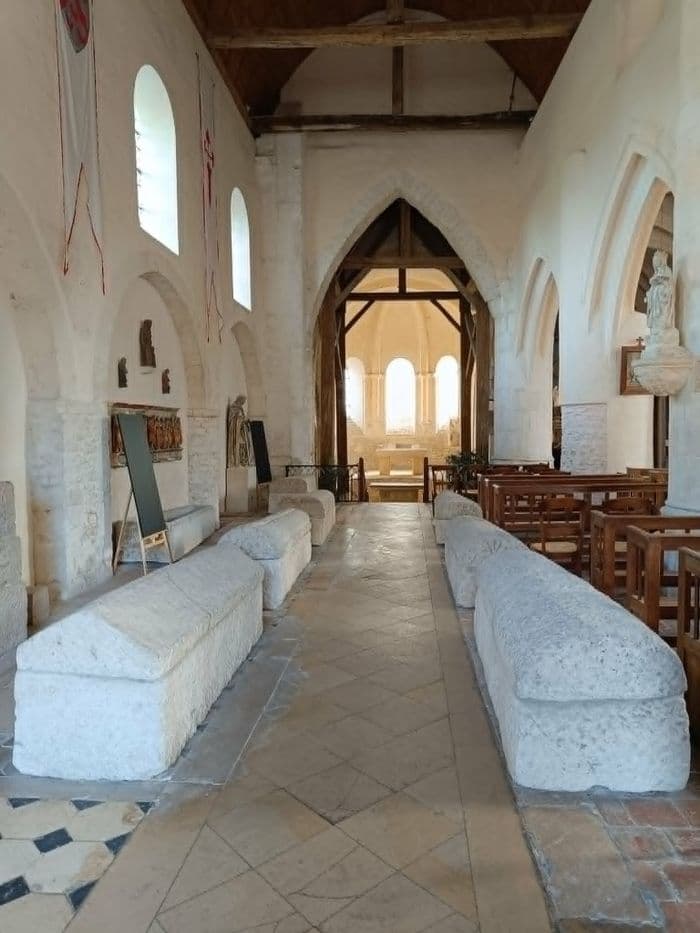 Venez visiter une église abritant huit sarcophages mérovingiens