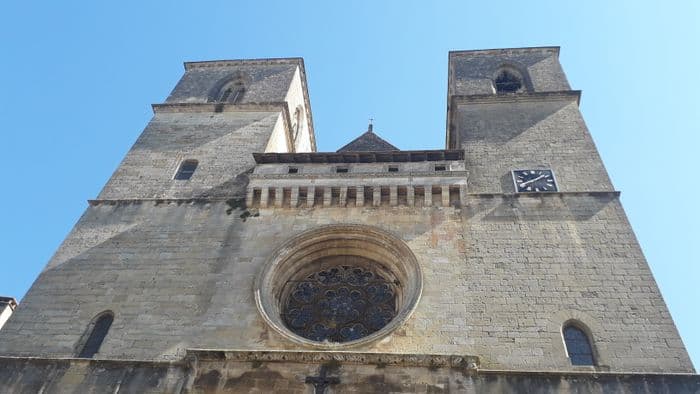 Découvrez l'église Saint-Pierre de Gourdon et ses décors restaurés des XVIIe et XIXe siècles