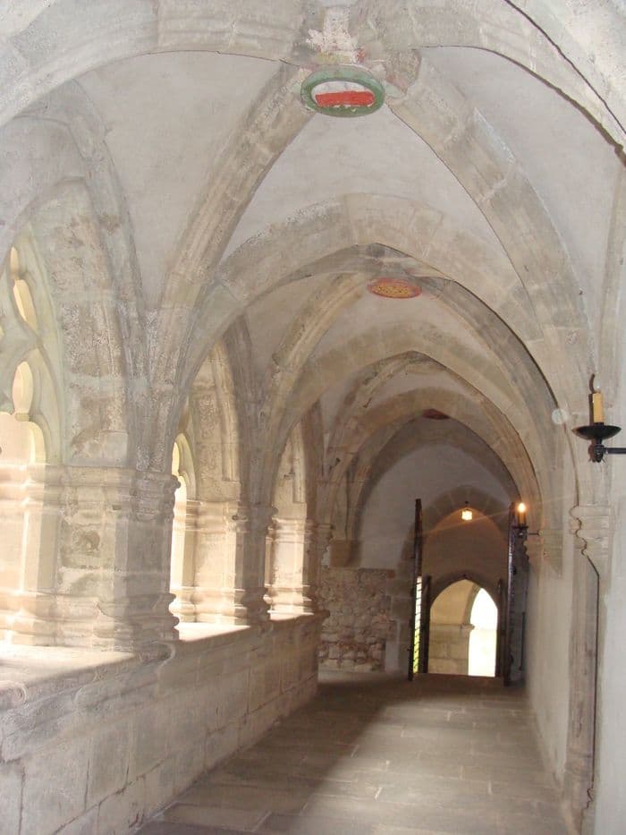 Visite flash du petit cloître gothique flamboyant de l'ancienne Chartreuse du Reposoir