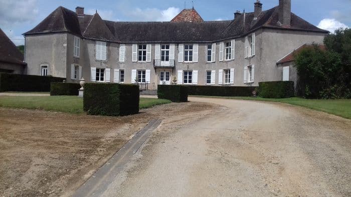 Visite guidée des extérieurs d'un château et de ses dépendances