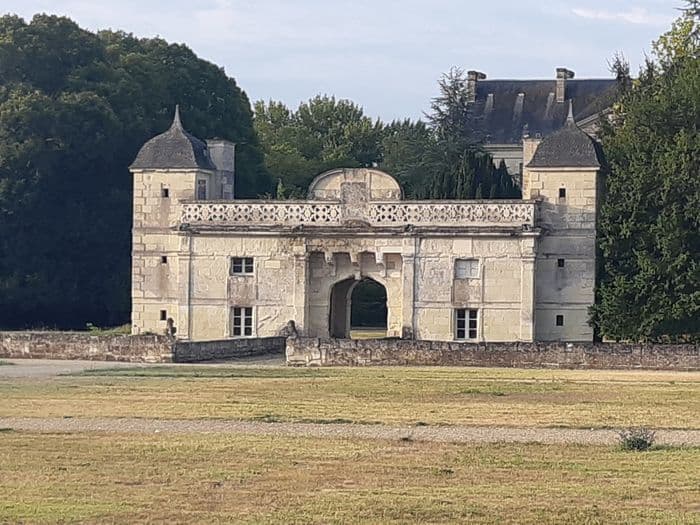 Visite guidée du château et du parc de Scorbé-Clairvaux