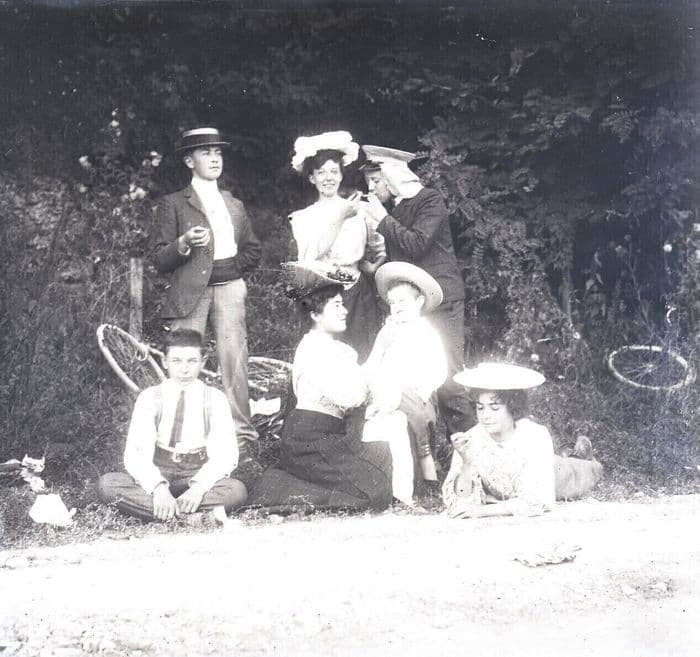Visite guidée de l'exposition "Instants partagés. 200 ans de photographies du quotidien en Haute-Saône."