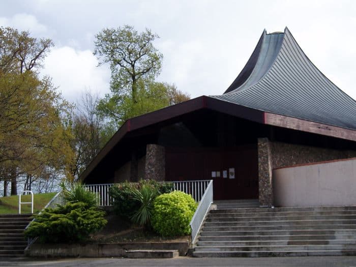 Conférence : croix artistique sur un bâtiment remarquable du XXe siècle