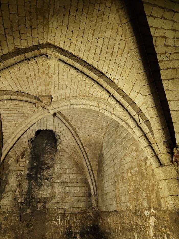 CAVES MÉDIÉVALES