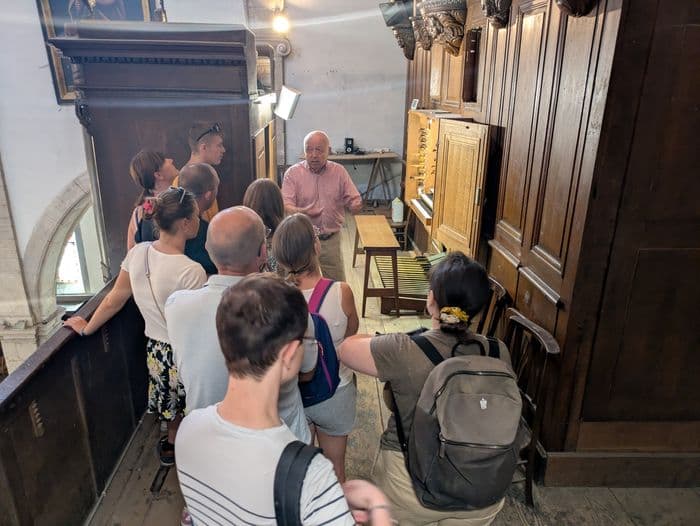 Montée à la tribune de l'orgue de l'église Saint-Martin