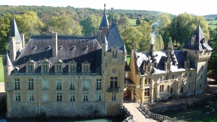Visite libre de la cuisine du château, ses extérieurs, le parc et les écuries de Prye