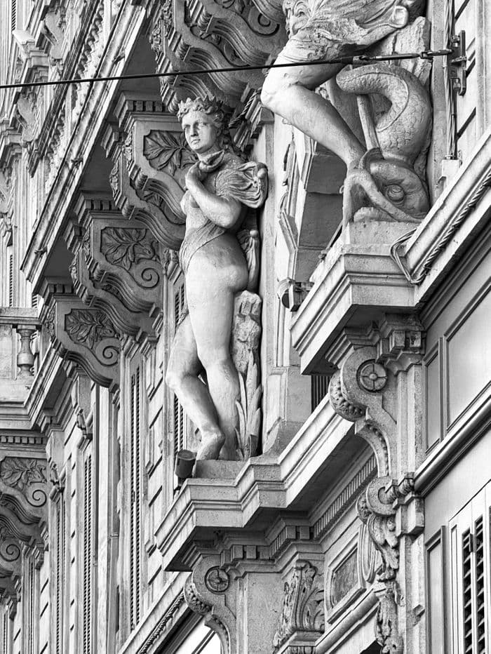 Visite urbaine et patrimoniale guidée "Un patrimoine architectural
original traversé par cinq siècles
de façades historiées d’allégories
antiques"
