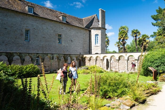 Une abbaye aux couleurs locales