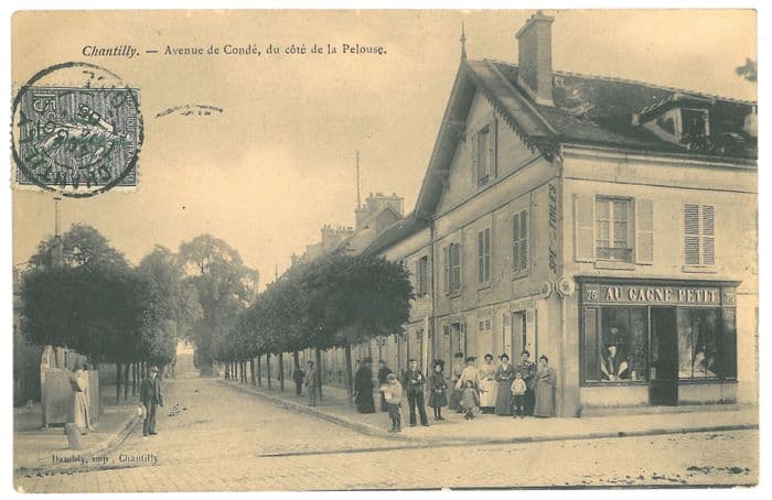 Balade urbaine 'Chantilly d'hier à aujourd'hui, voyage en cartes postales'
