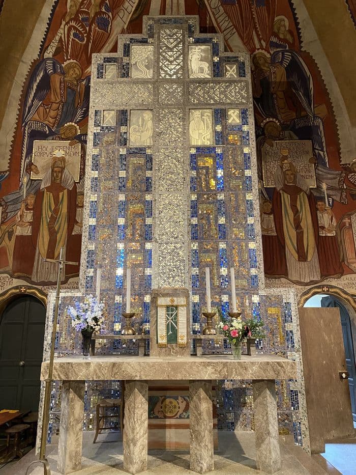 Visite libre ou guidée - Découverte de l'architecture et du décor intérieur de l'église Sainte-Croix, avec rétroéclairage du retable.
