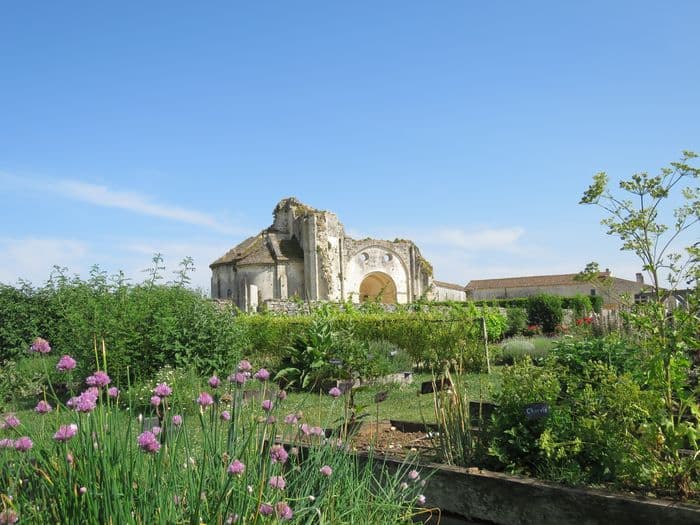 Visite libre de l'abbaye de Trizay