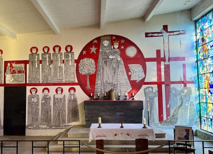 Visite guidée de l'église et de ses éléments remarquables : fresque de Maurice Calka et vitraux de Robert Savary