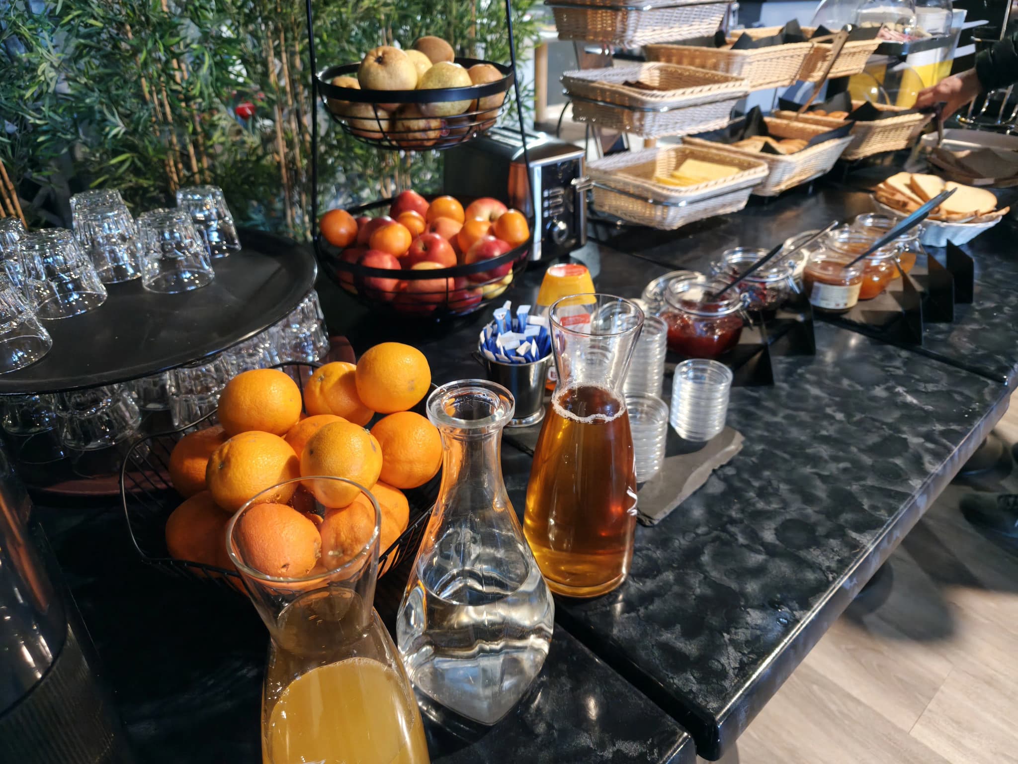 Notre petit déjeuner propose des fruits frais de saison, des yaourts (nature, fruits), des compotes, des croissants, des pains au chocolats, de la brioche tranchée, du pain de campagne, des baguettes de pain Label rouge, des produits sans gluten (pain, cracottes, céréales), petit grillé au blé complet, de la charcuterie locale, des fromages du Larzac, des œufs durs, du thé , du jus d'ananas, du jus de pomme, du café, du lait, du chocolat, du beurre, du miel, des confitures, une machine pour pressez votre jus d'orange.