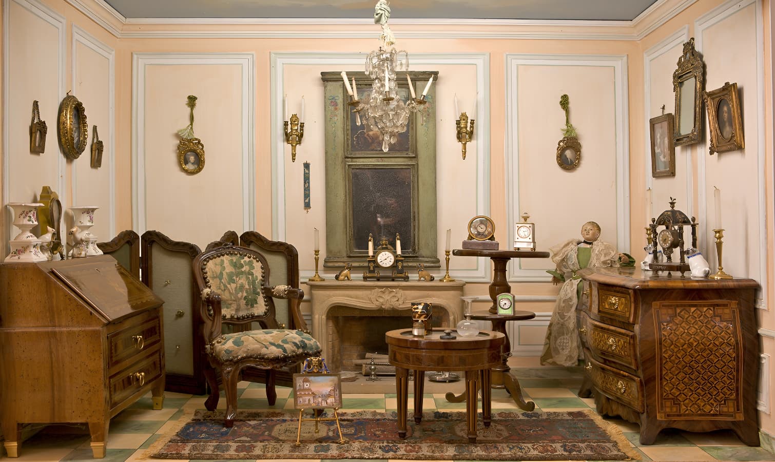 Vitrine 18ème du musée du mobilier miniature