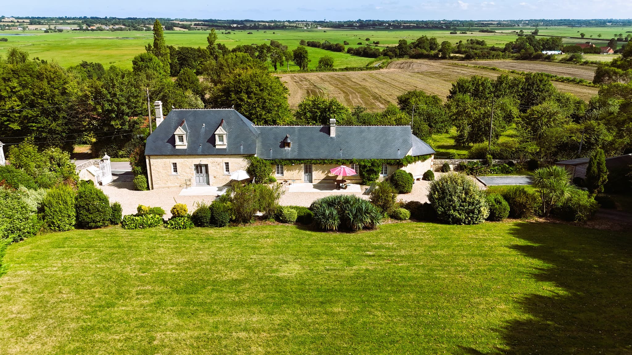 Gîte les roseraies, Flaubert à gauche, Maupassant à droite