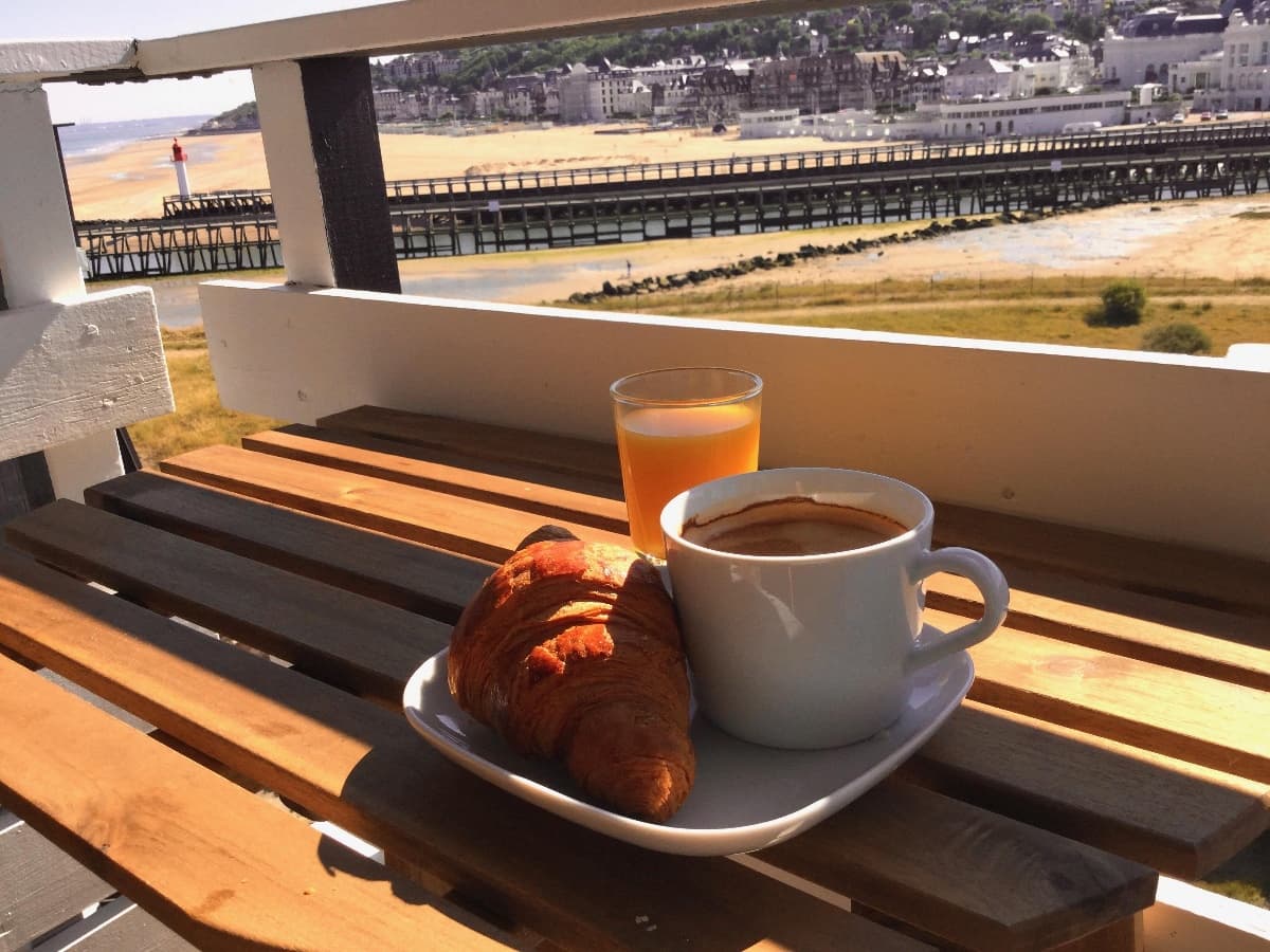 le petit dejeuner ensolleillé