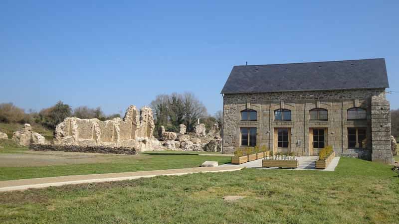 2013_Savigny-le-Vieux_Abbaye_2045