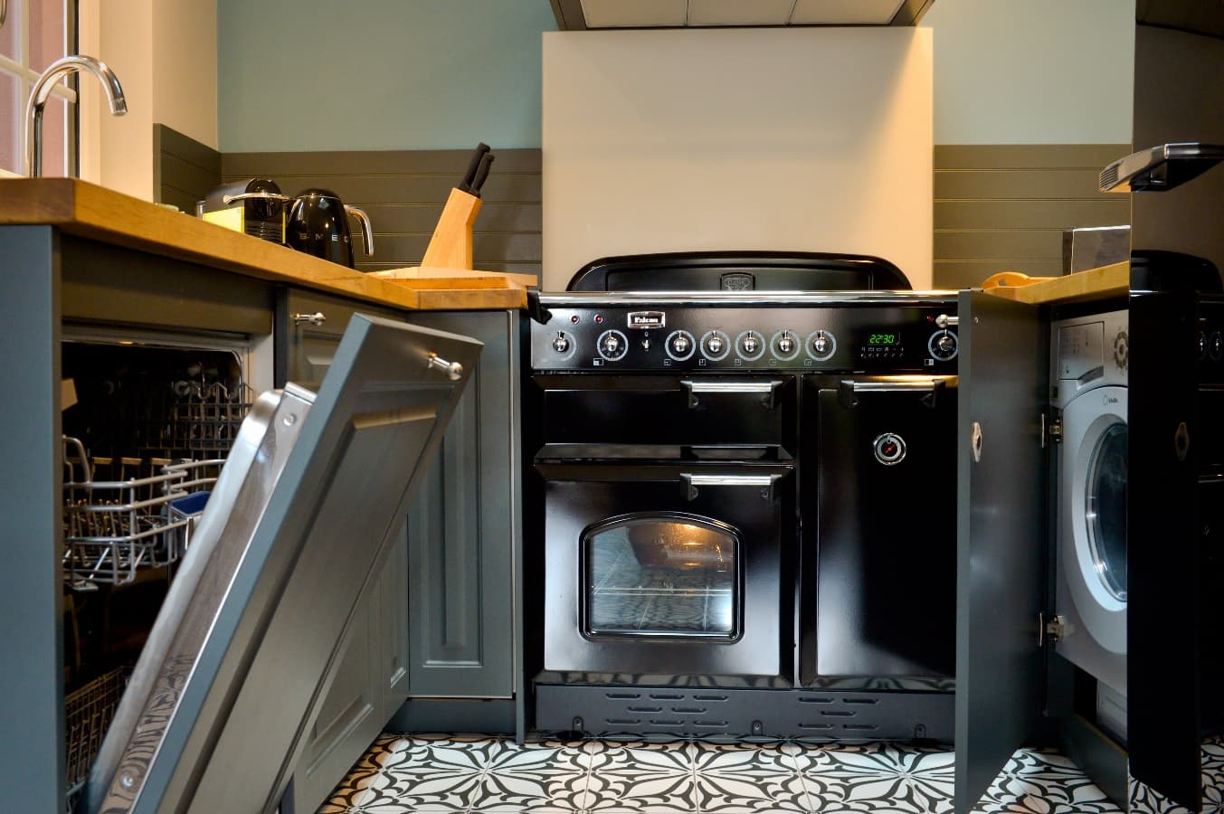 lave vaisselle, lave linge, piano de cuisson..