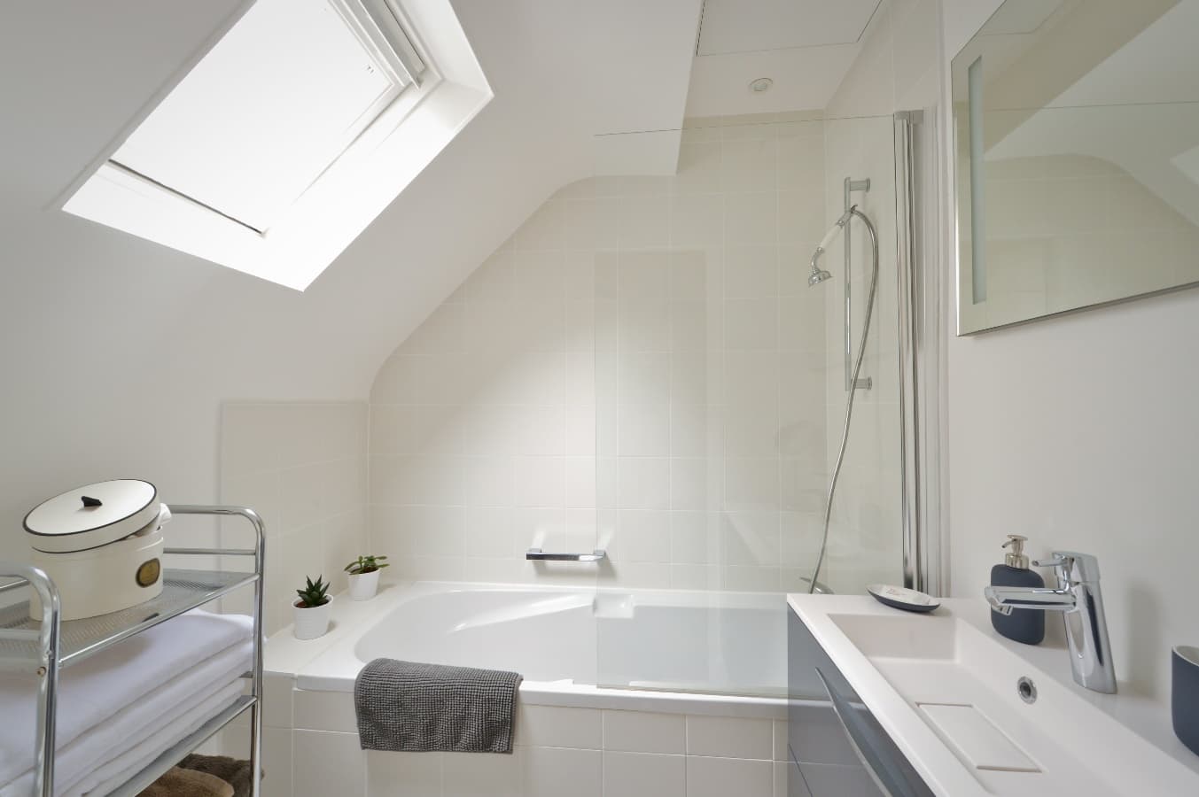 une salle de bain toute équipée avec une baignoire