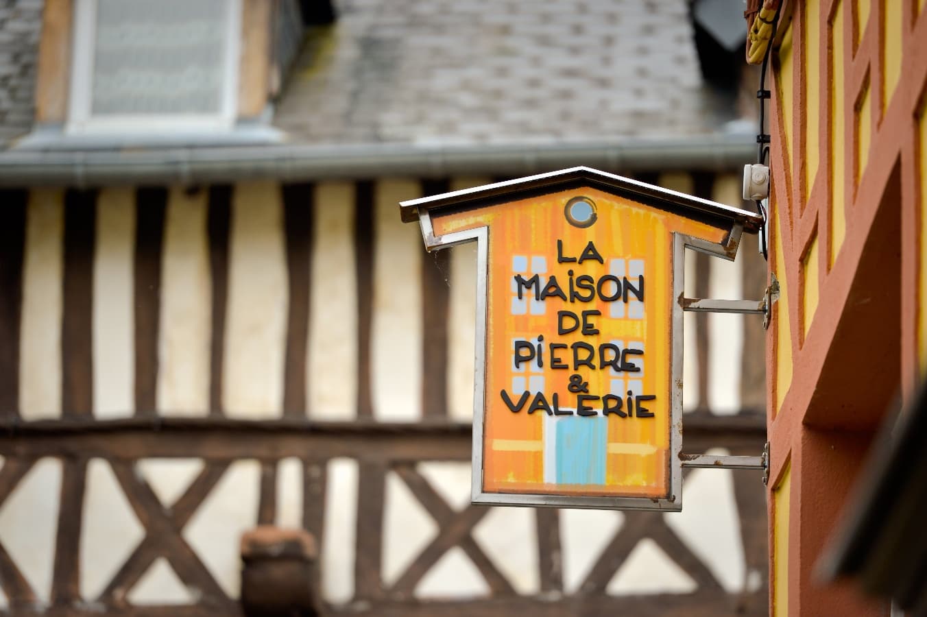 l'enseigne de la maison