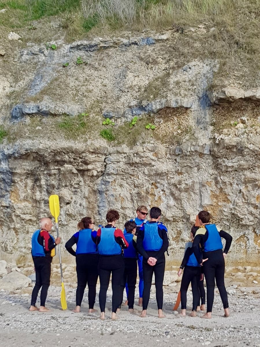 Randonnée en kayak au pieds des roches noires
