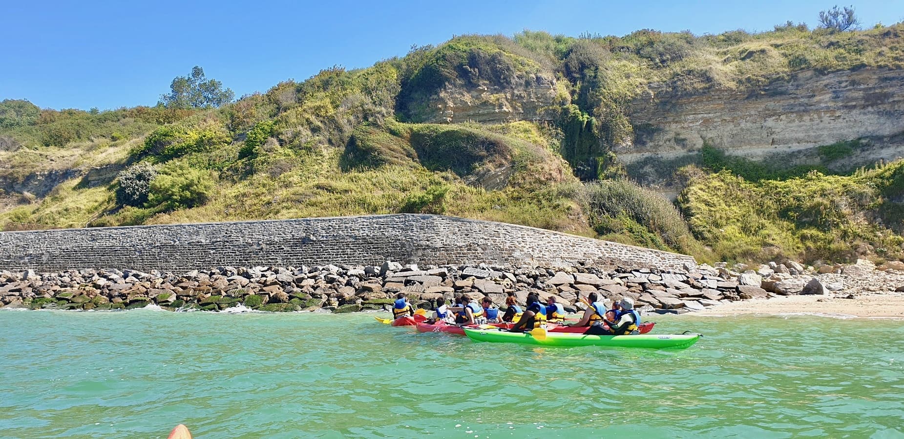 Randonnée en kayak au pieds des roches noires