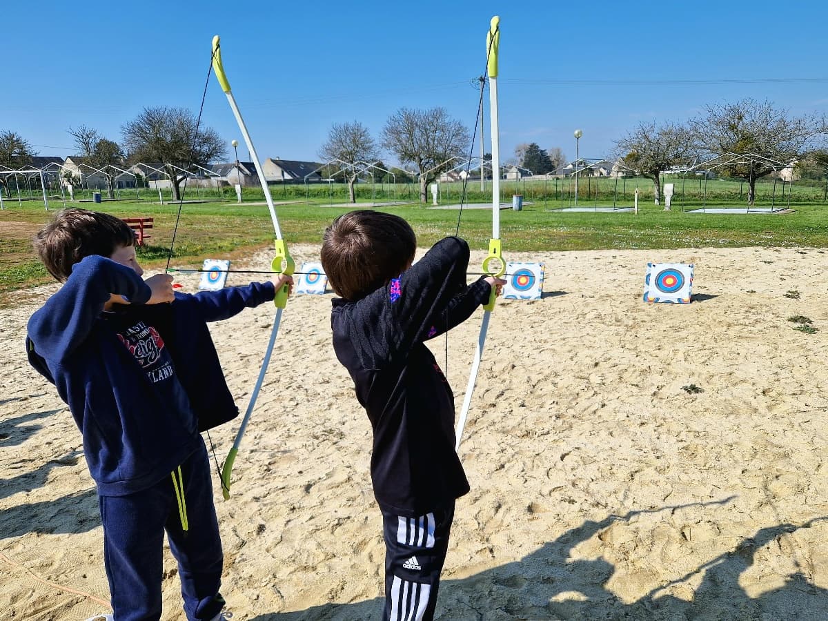 Tir à l'arc au centre de vacances
