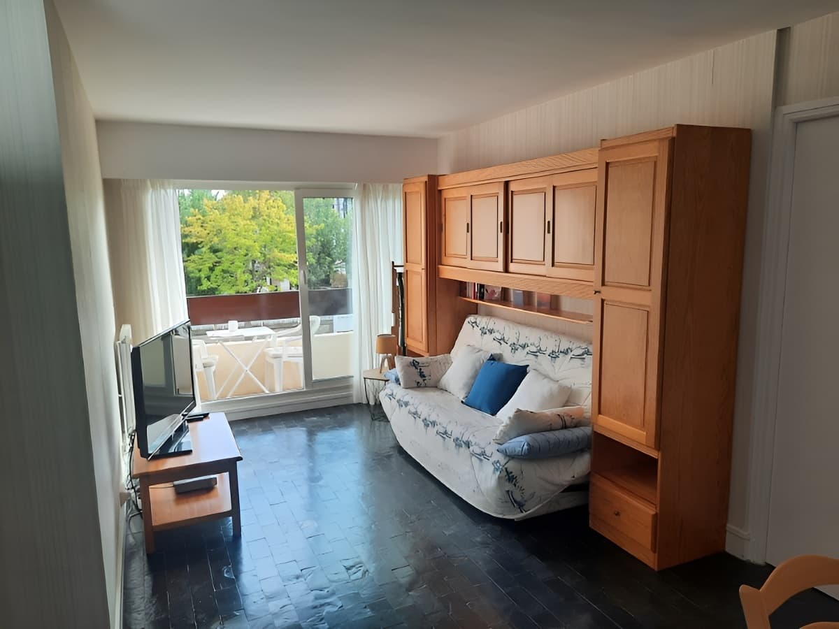 Le salon avec canapé lit
