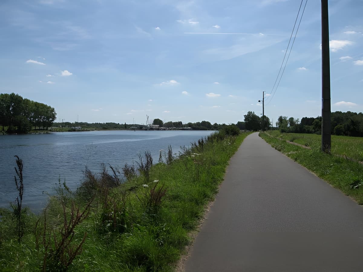 Le Nid Douillet Piste cyclable le long du canal vers Caen