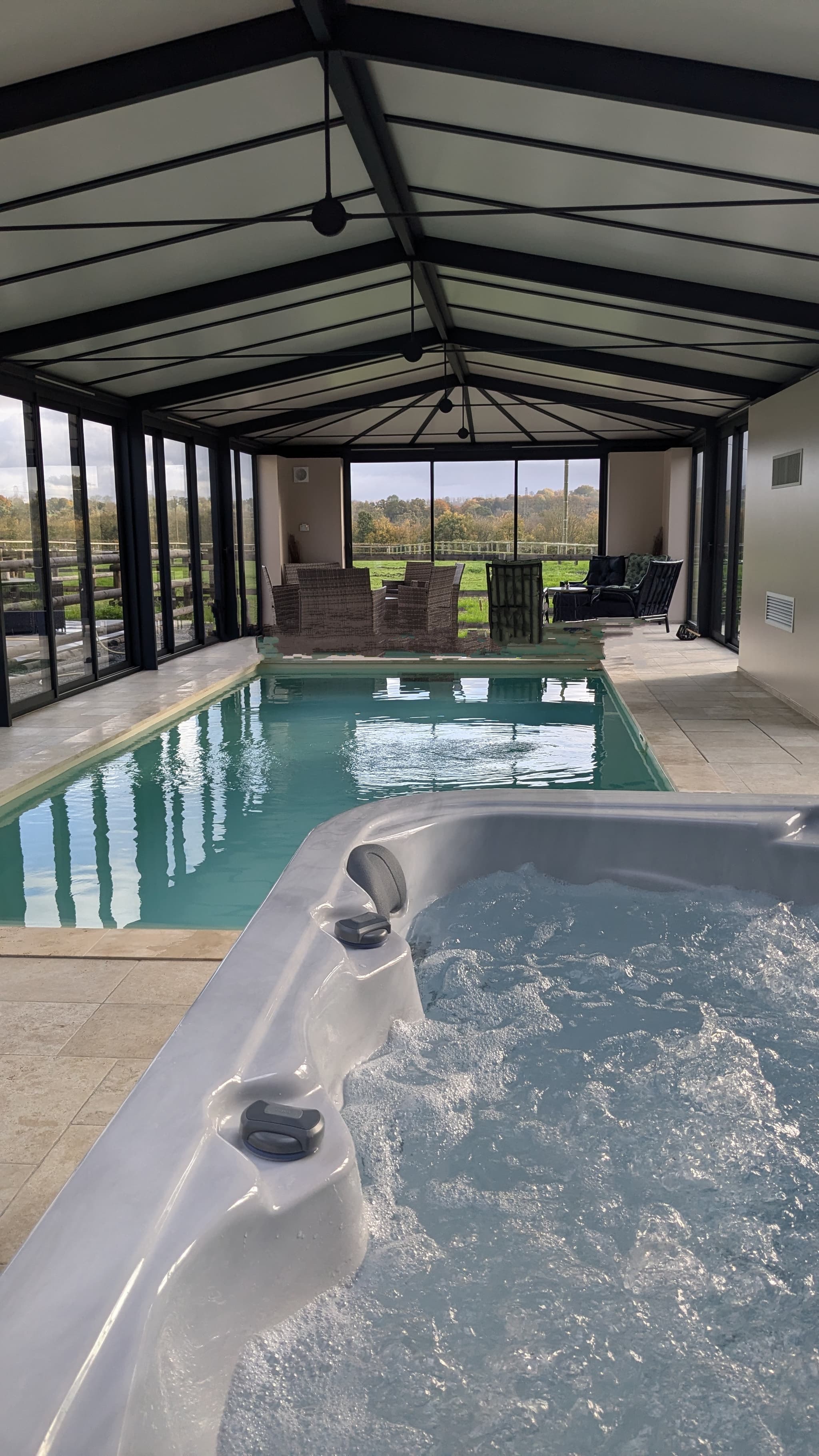 Piscine / bain à remous - chauffée et couverte (ouverte toute l'année)