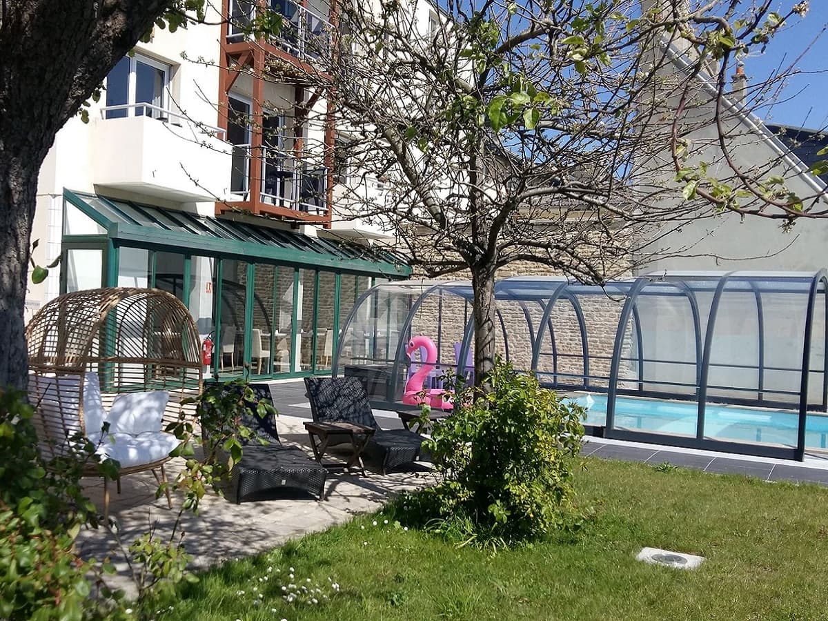 Jardin et Piscine extérieure Hôtel des Thermes et du Casino
