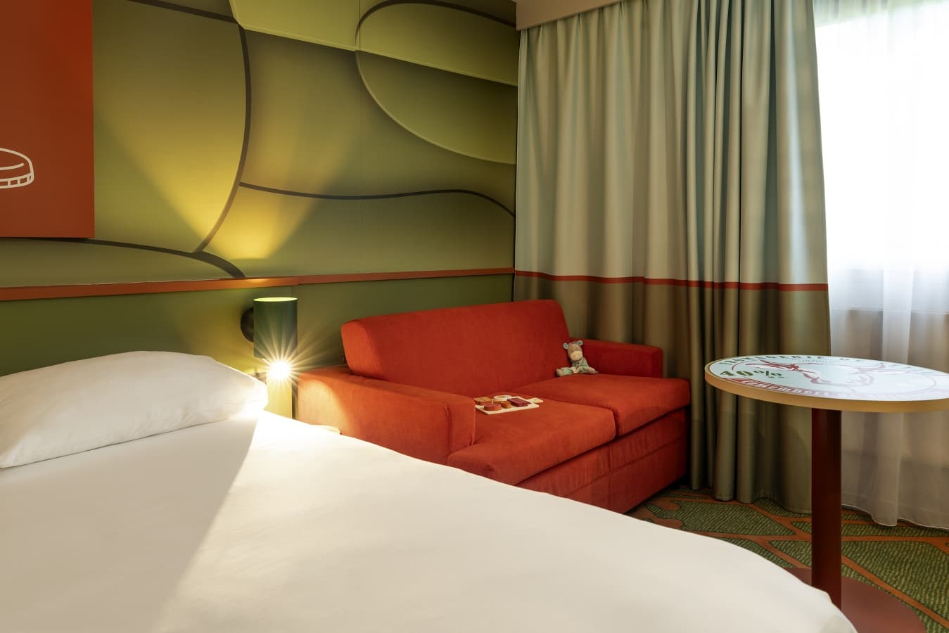 chambre grand lit et canapé convertible ibis styles Lisieux Normandie