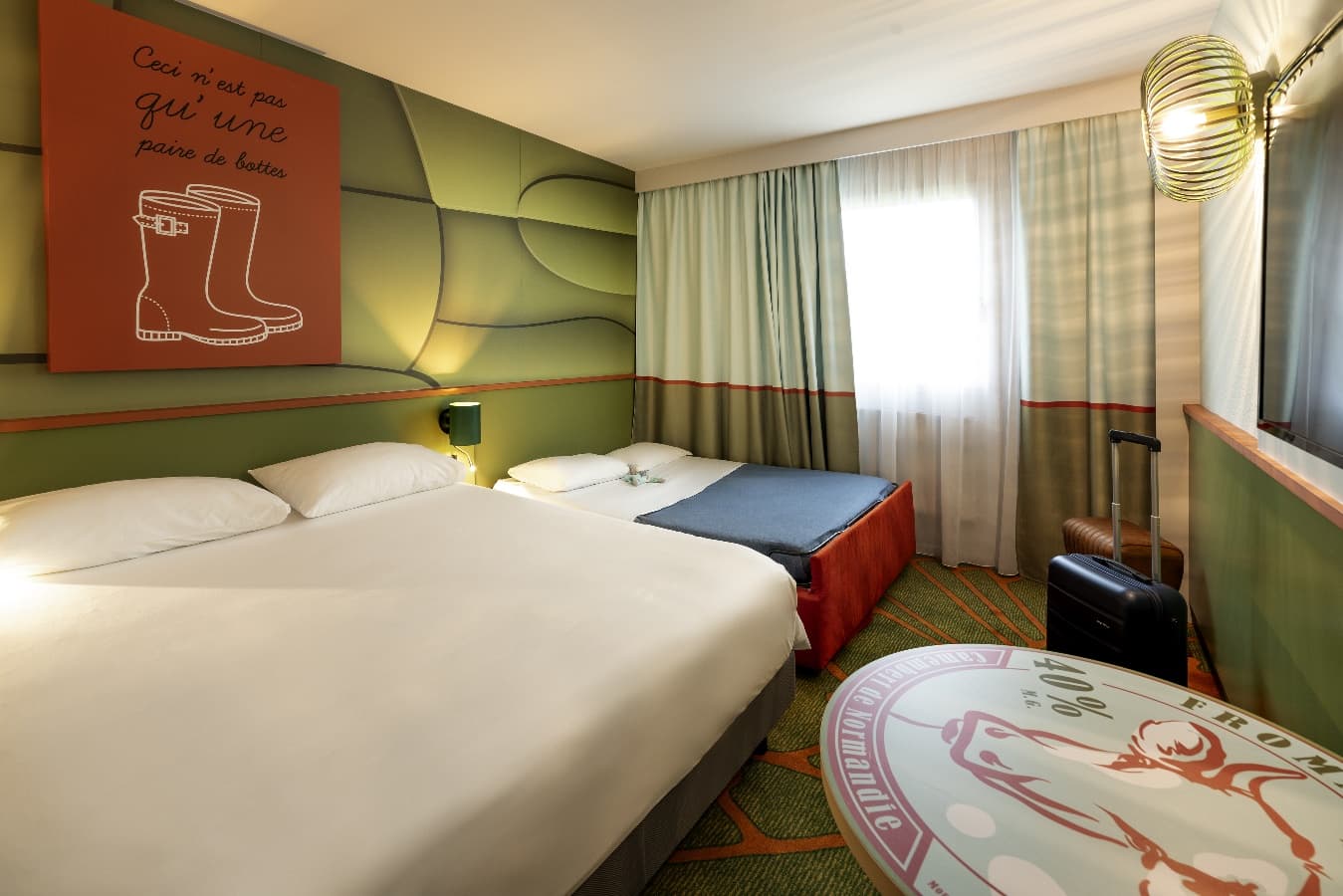 Chambre grand lit et sofa ouvert ibis styles Lisieux Normandie