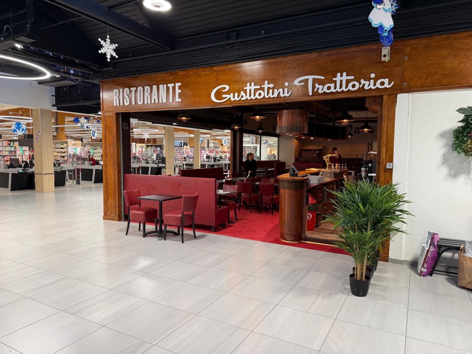 La façade latérale de Gustotini Trattoria, un coin à ne pas manquer ! •