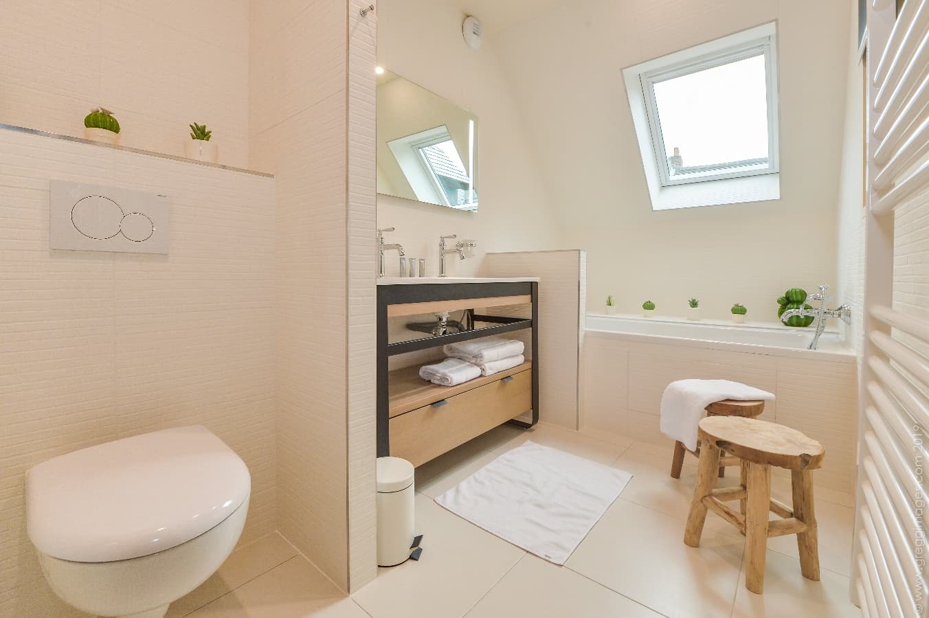 la salle de bain avec sa large baignoire au R+2