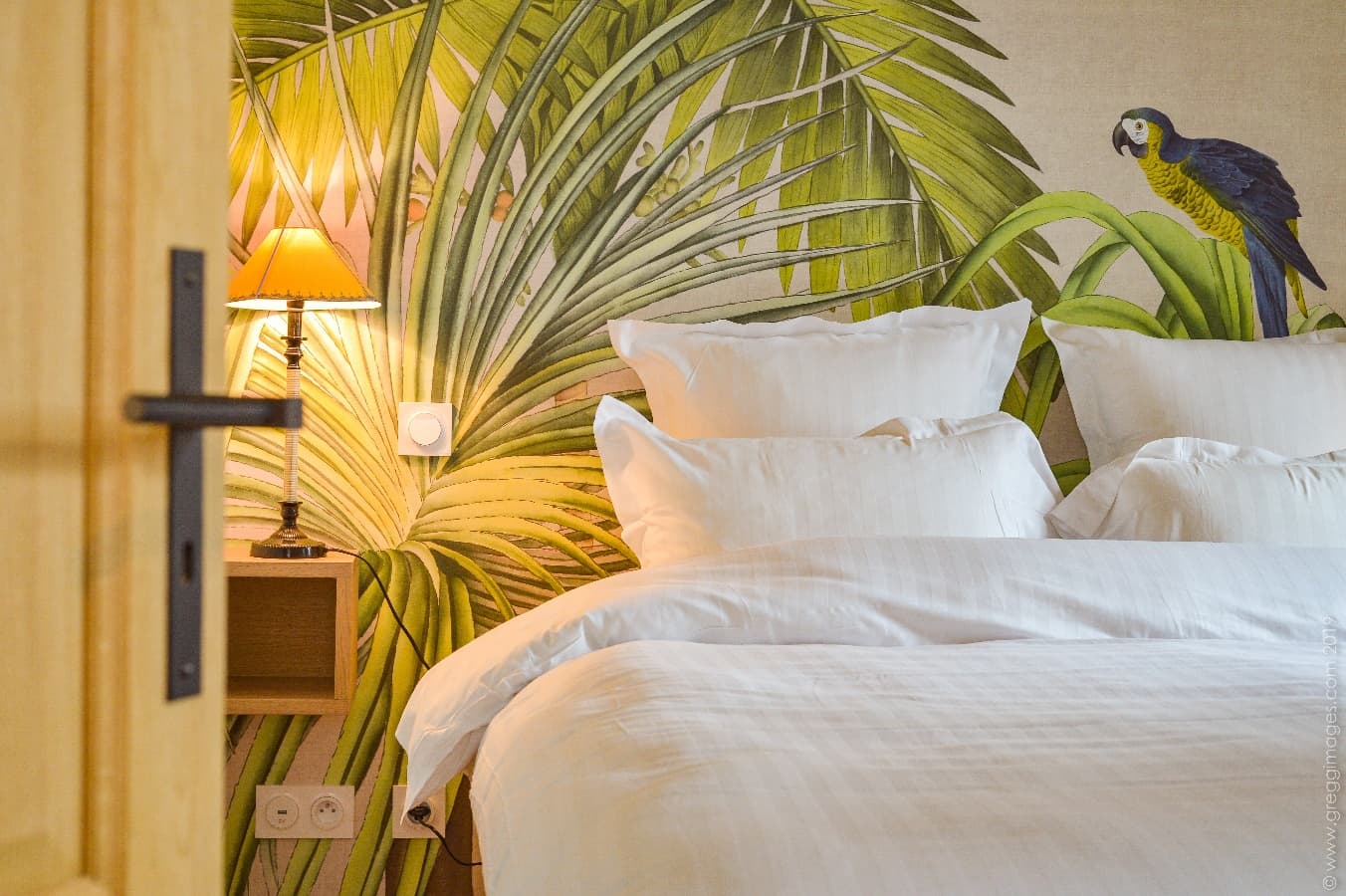 une chambre avec un lit queen au R+1
