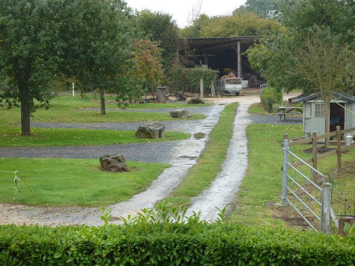 Aire-de-camping-car-Cave-du-Tronquay-1