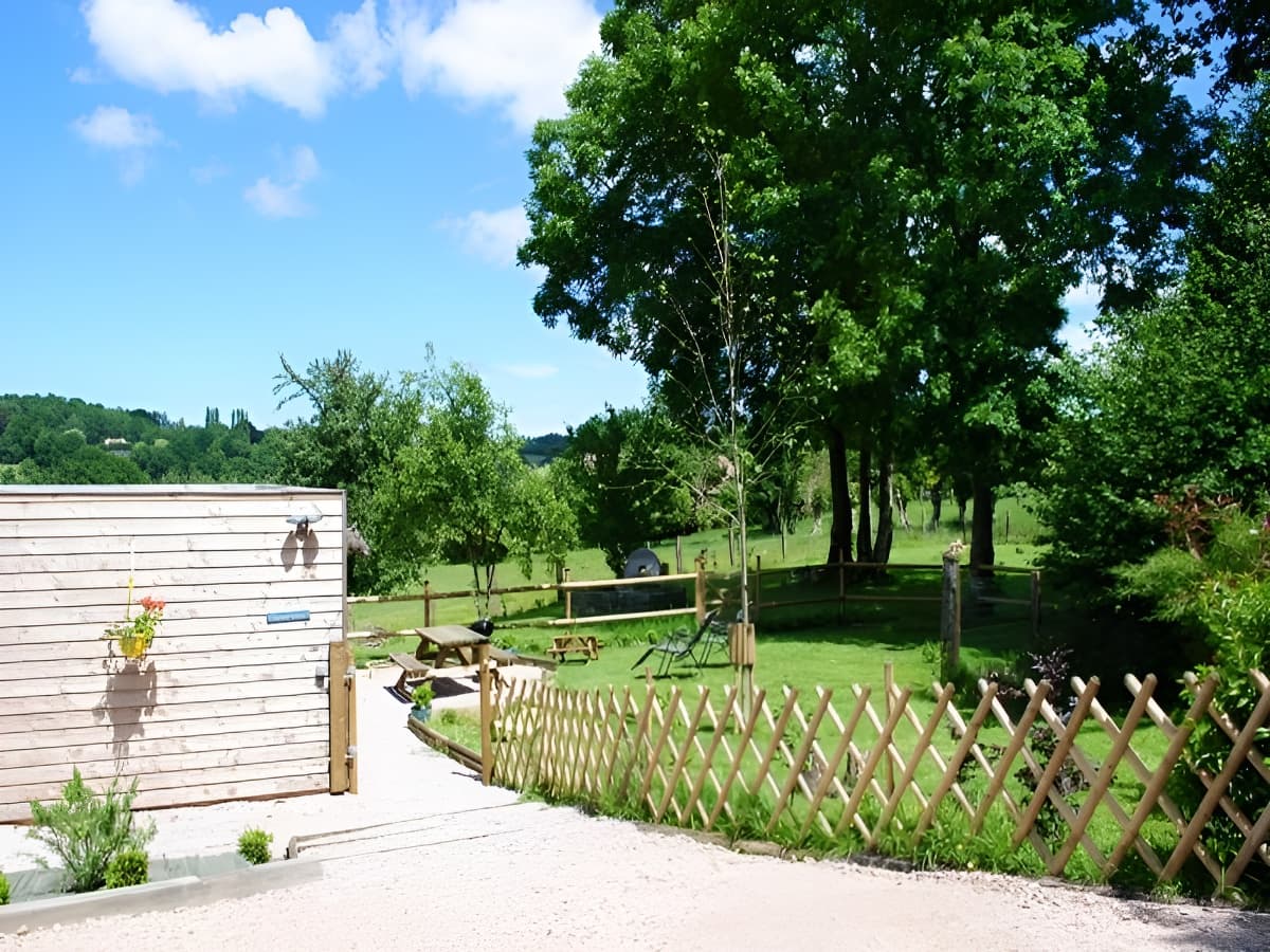 Allée menant au jardin