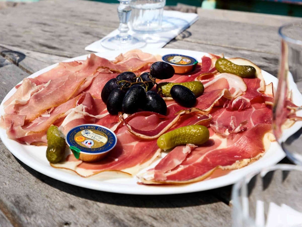 Assiette-de-charcuterie-normande