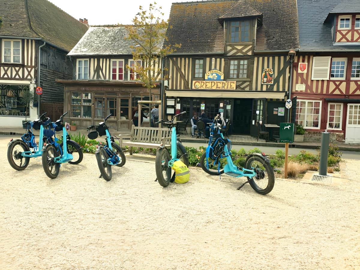 Place Michel Vermughen - Beuvron-en-Auge