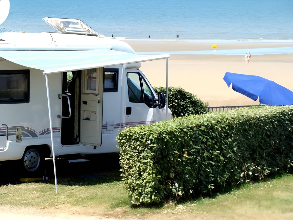 Camping à la plage sur la Côte Fleurie