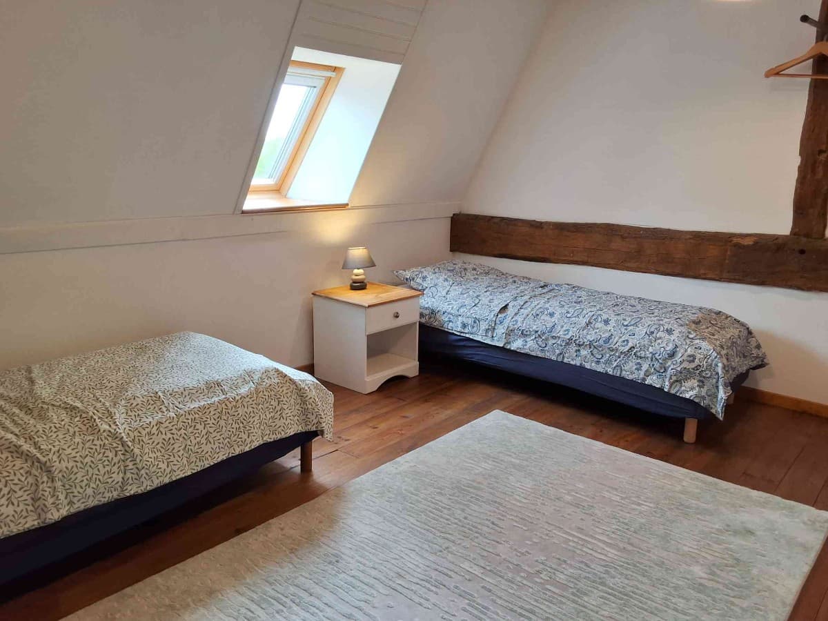 Chambre avec deux lits simples
